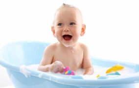 اهمیت بهداشت و حمام نوزاد و راهنمای خرید لوازم کاربردی نوزاد