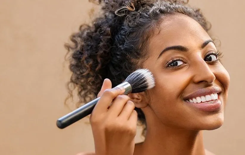 بهترین رنگ رژگونه برای پوست تیره