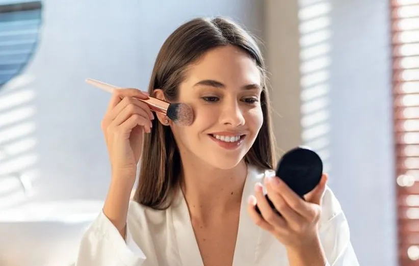 بهترین رنگ رژگونه برای پوست گندمی