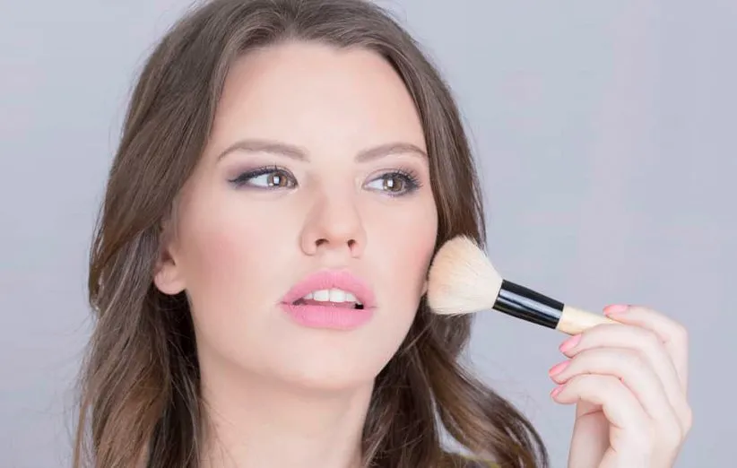 بهترین رنگ رژگونه برای پوست روشن