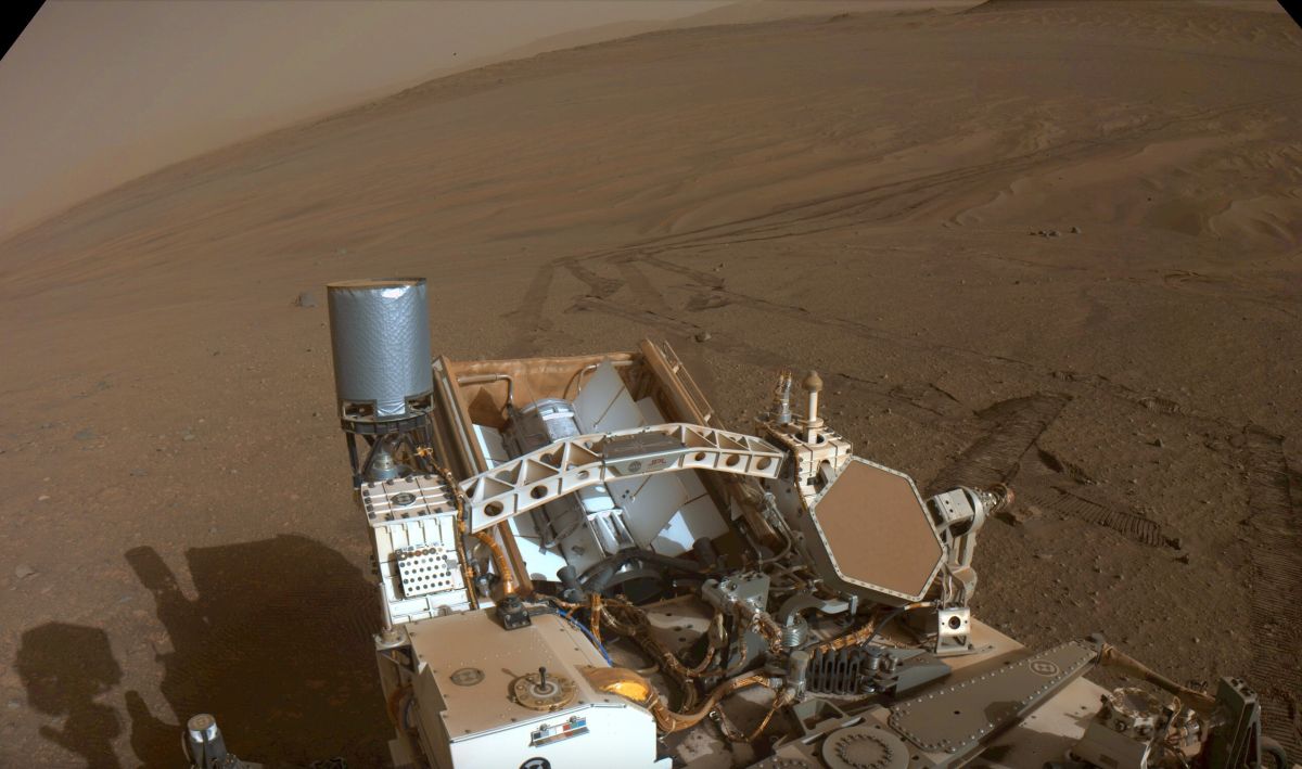 نگاه مریخ‌نورد استقامت ناسا به کف دهانه جزیرو مریخ