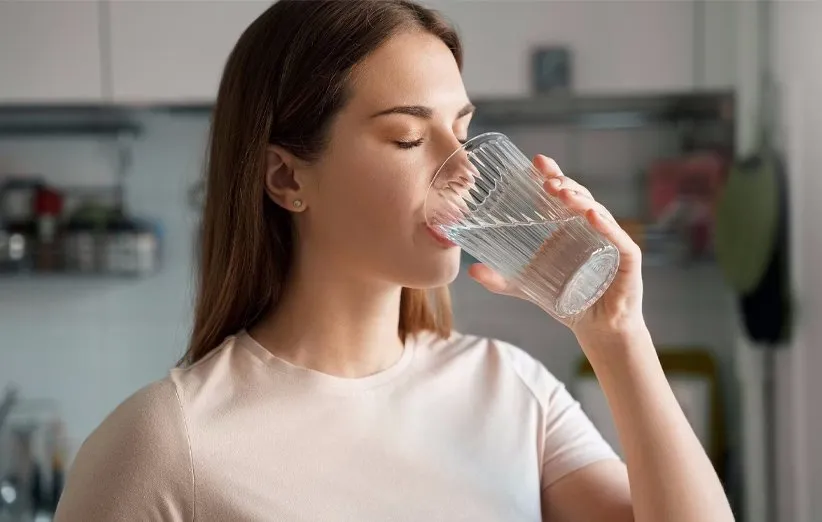 نوشیدن آب فراوان برای کوچک کردن شکم بعد از زایمان