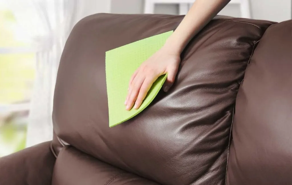 نگهداری روزانه از مبل چرم