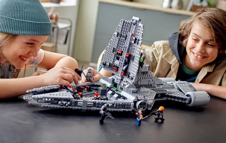 بازی با لگو در کنار دیگران به تقویت مهارت‌های اجتماعی کمک می‌کند