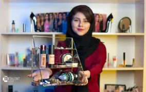 بررسی استند لوازم آرایشی مدل اونیکس