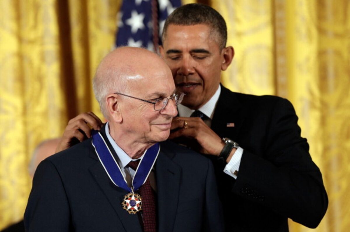 دنیل کانمن در حال دریافت مدال از سوی اوباما