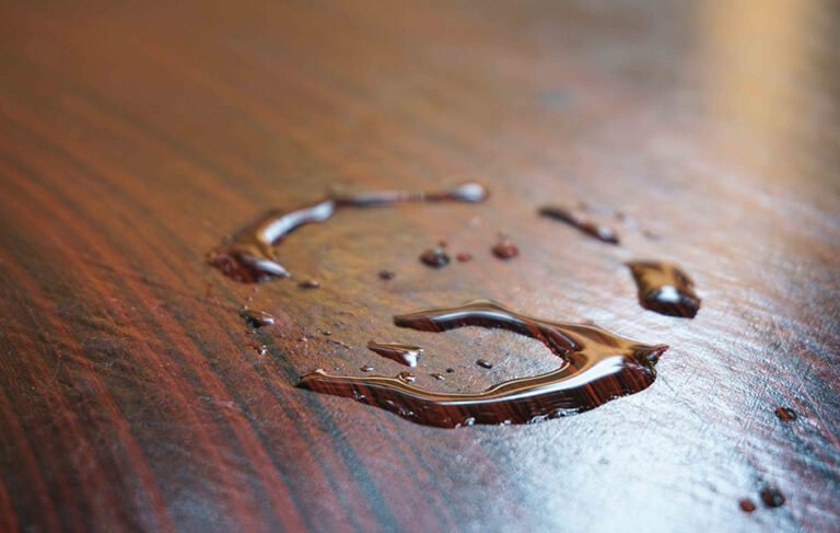 ۵ روش ساده و کارآمد برای پاک کردن لکه‌های آب از روی چوب