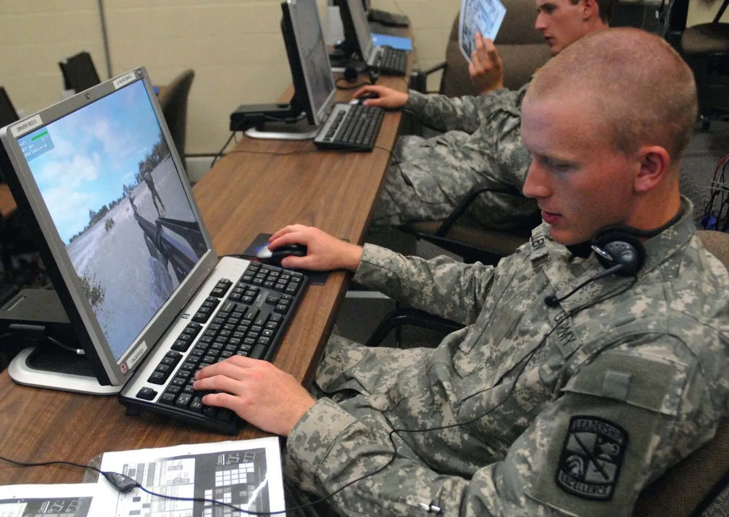 سربازی در حال بازی Virtual Battlespace 2