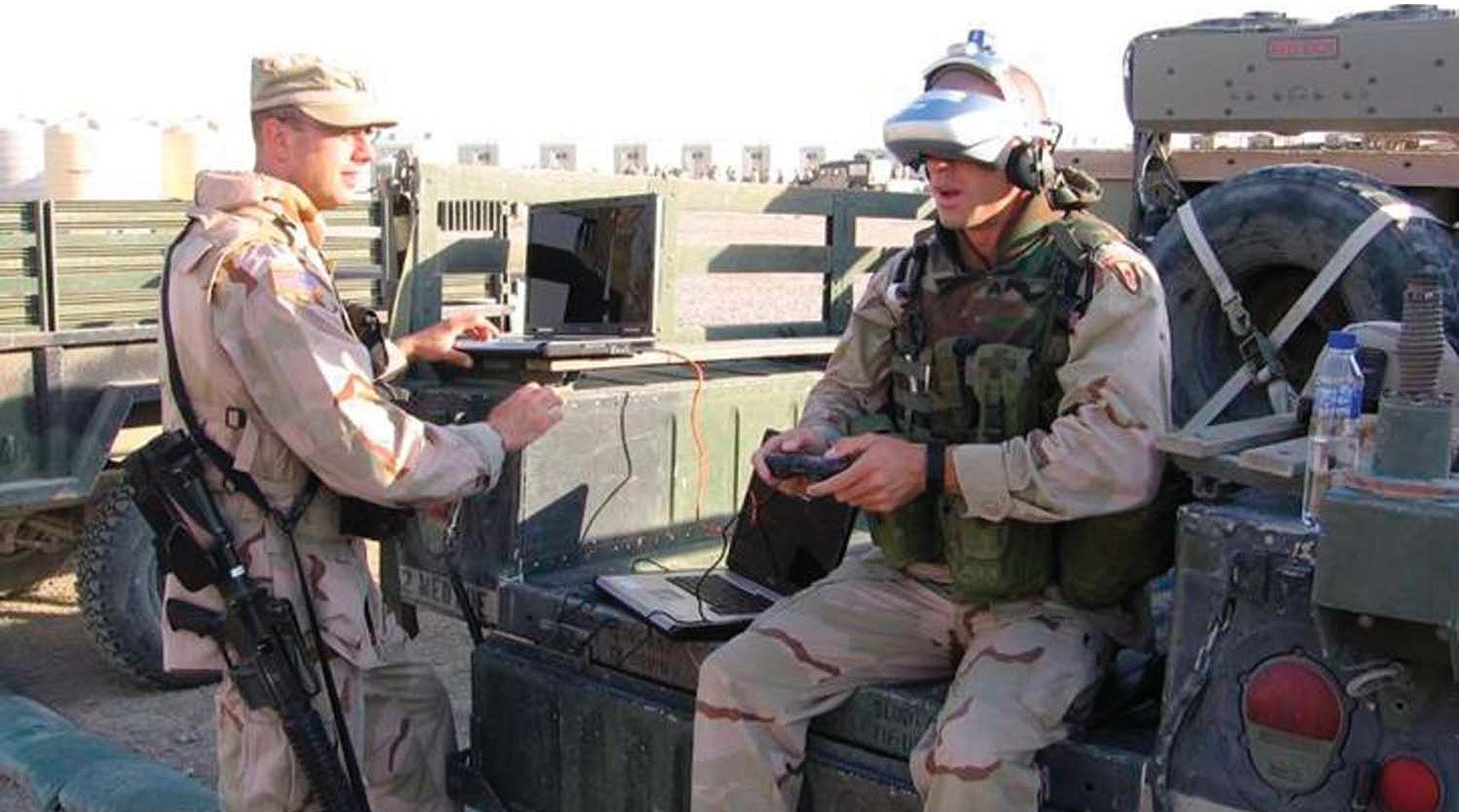 سربازی در حال بازی واقعیت مجازی عراق مجازی