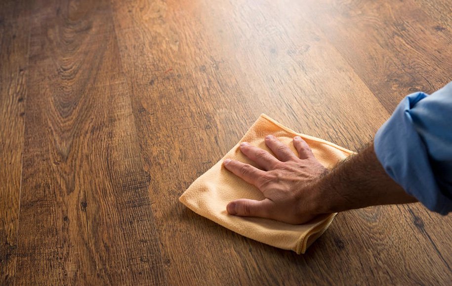 تمیز کردن لکه‌های سطوح چوبی