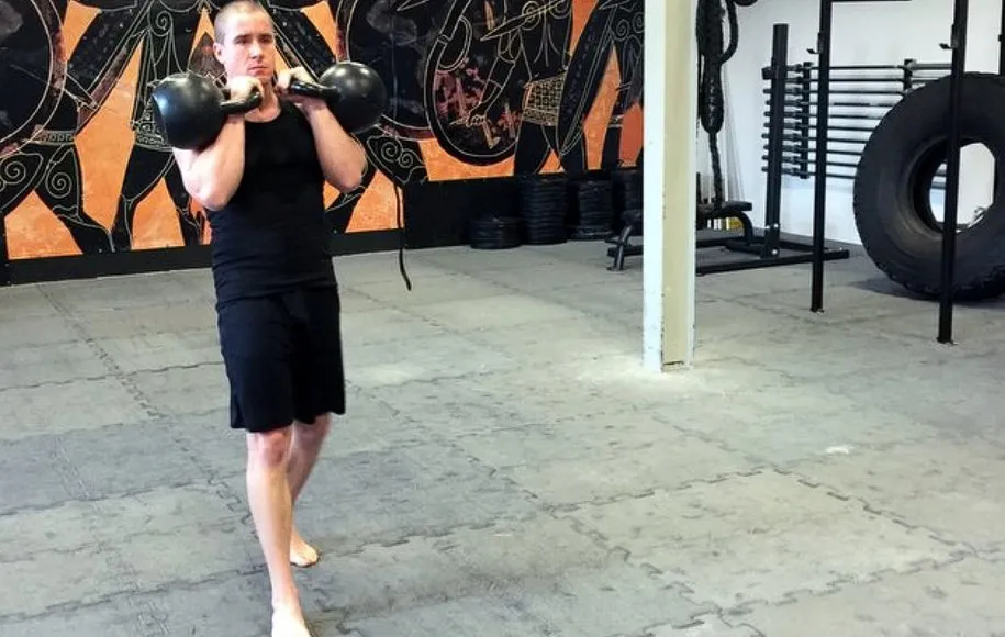 راه رفتن با نگه داشتن کتل‌بل جلوی شانه‌ها