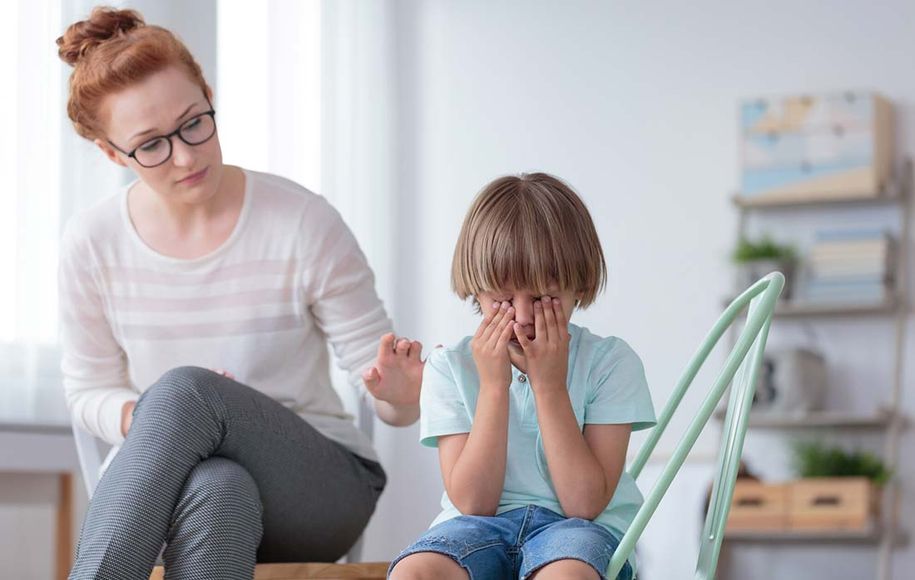 صحبت مادر با کودکی که دچار اضطراب اجتماعی است.