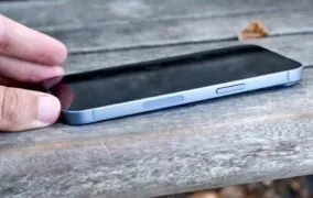 آیفون اپل روی میز