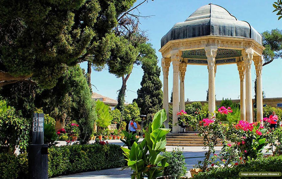 Hafez Tomb in Shiraz - آشنایی با حافظ؛ مرموزترین چهره‌ی ادبیات ایران