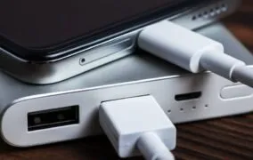 نمای نزدیک از اتصال گوشی به پاور بانک