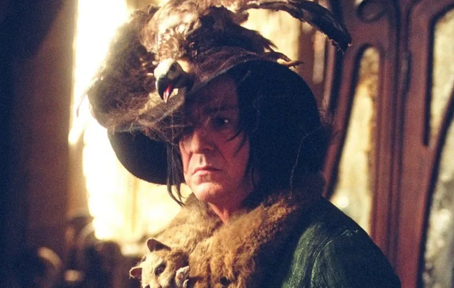 پروفسور اسنیپ با لباس‌های آگوستا لانگ‌باتم