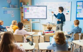 معلم در کلاس با امکانات دیجیتال