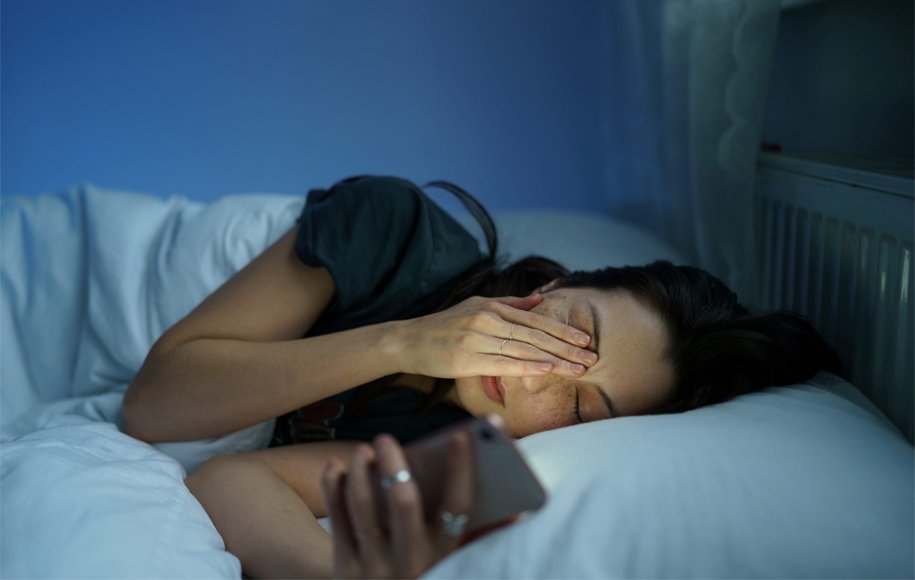 چرا کم خوابیدن یا زیاد خوابیدن به بدن صدمه می‌زند؟
