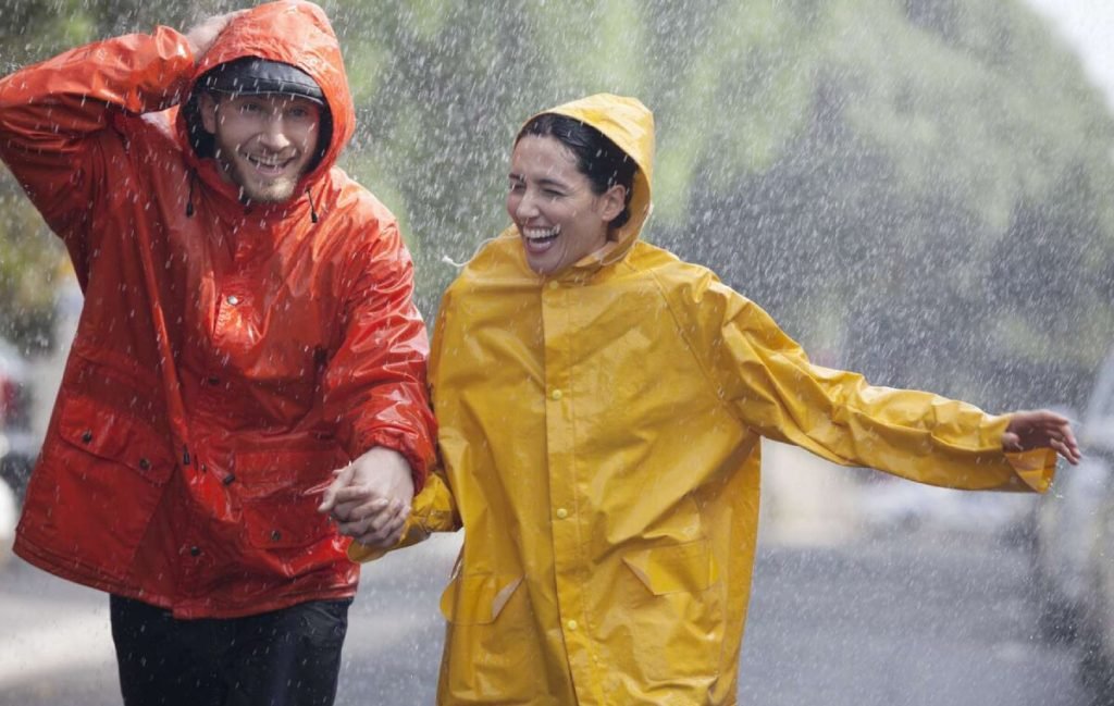 معرفی پرفروش‌ترین مدل‌های بارانی زنانه و مردانه