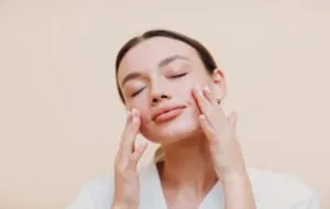 سرم مرطوب کننده یا روغن صورت؛ کدام برای پوست من مناسب‌تر است؟