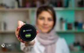 بررسی پودر تثبیت کننده آرایش دیفکتو مدل بی‌رنگ