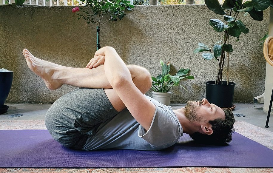 حرکات کششی یوگا برای درمان نفخ شکم: رساندن زانوها به سینه