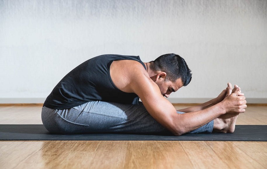 حرکات کششی یوگا برای درمان نفخ شکم: خم شدن به جلو نشسته