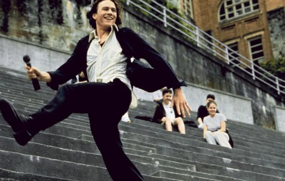 هیث لجر در حال خواندن ترانهی نمیتوانم از تو چشم بردارم در فیلم «10 چیزی درباره تو که ازشان متنفرم»