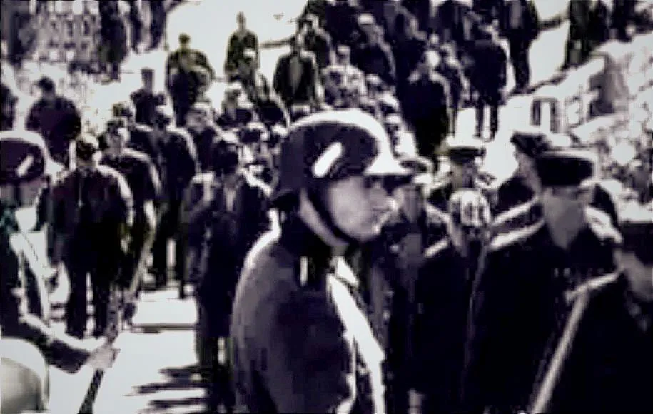 ماه پنهان است