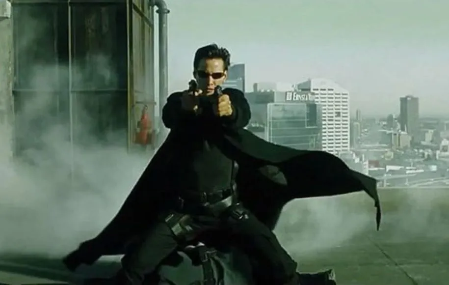 نئو قهرمان فیلم ماتریکس با عینک آفتابی کوچک و کت بلند مشکی