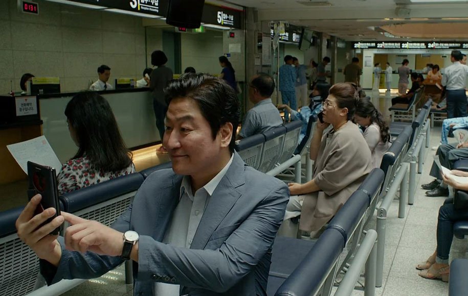 انگل اولین فیلم کره‌ای بود که برنده‌ی جایزه‌ی اسکار بهترین فیلم می‌شد