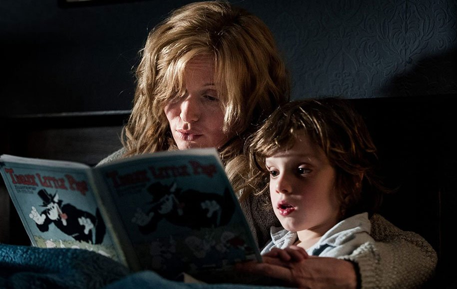 اسی دیویس و نوآح وایزمن در نقش مادر و پسر فیلم بابادوک