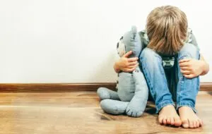 افسردگی در کودکان؛ والدین چه کارهایی میتوانند انجام دهند؟