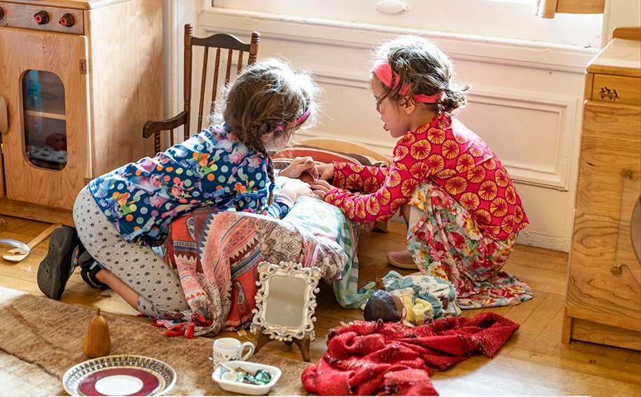 کودکان در حدود ۲ سالگی، یک بازی به نام بازی وانمودی را شروع می‌کنند. 