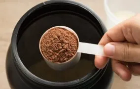 اگر هر روز پودر پروتئین بخوریم چه اتفاقی برای بدنمان می‌افتد؟