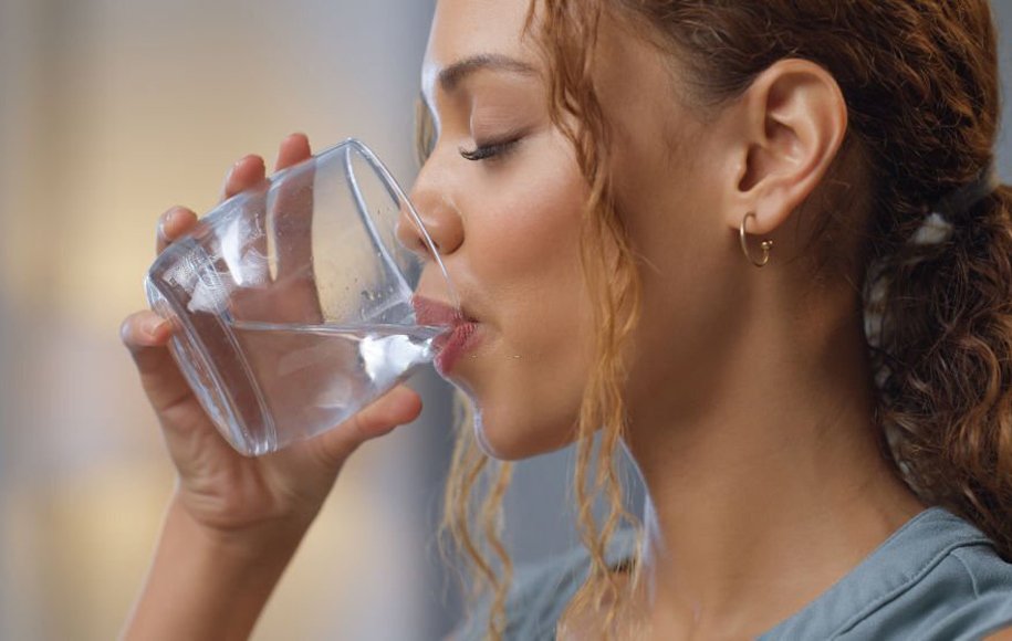 درمان سریع یبوست با نوشیدن آب