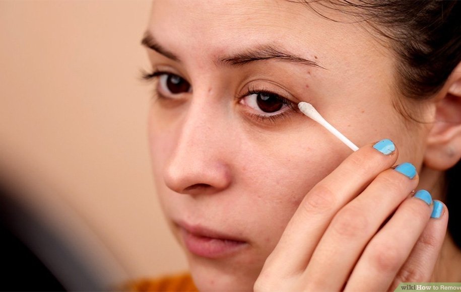 نکاتی که در هنگام پاک کردن خط چشم و ریمل ضد آب باید بدانید