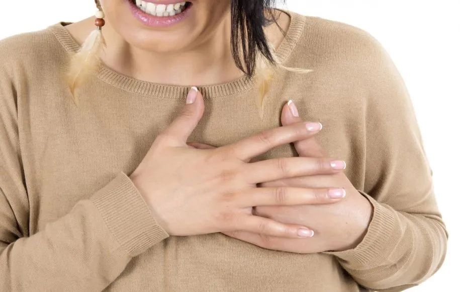 زنی از درد قفسه سینه خود فشار میدهد.