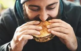 5 عادت غذایی ناسالم در دهه‌ی 30 سالگی که اندامتان را نابود می‌کنند