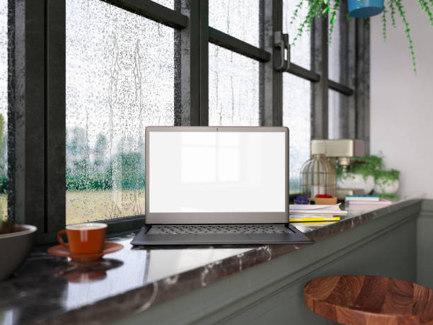 لپ تاپ پشت پنجره باران؛ کار با لپ تاپ در آب و هوای بارانی