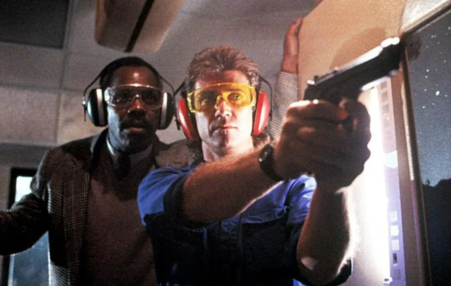 مل گیبسون و دنی گلاور دو پلیس سرسخت اسلحه‌ی مرگبار