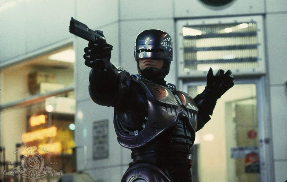 پلیس آهنی یکی از جذاب‌ترین پلیس‌های دنیای سینما را به تصویر می‌کشد