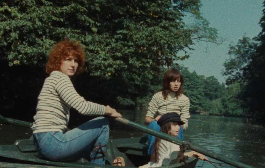 سلین و ژولی قلیق سواری میکنند