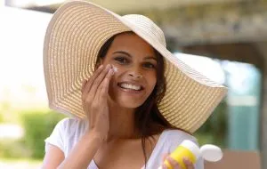 کرم ضد‌آفتاب را قبل از مرطوب‌کننده بزنم یا بعد از آن؟