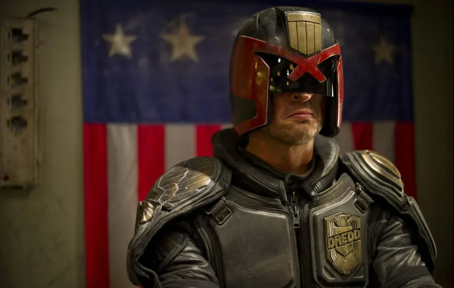 در تمام دقایق فیلم صورت کارل اربن با کلاه خودی سنگین پوشیده شده بود