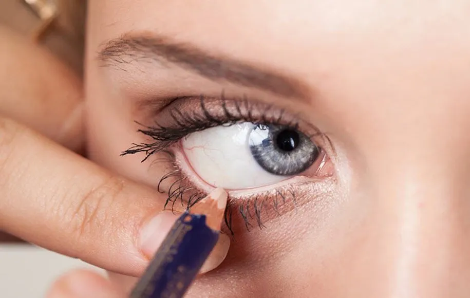 خط چشم سفید برای درشت کردن چشم با آرایش