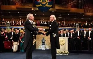 پشت صحنهی جایزهی بوکر؛ رقابتی جنجالی که ادبیات را زنده نگه میدارد