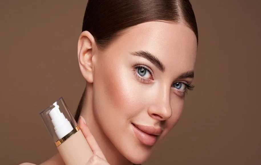 3 فایده‌ی مخلوط کردن روغن صورت با کرم پودر