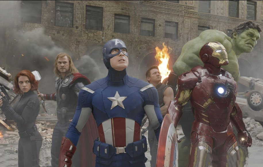 از چپ، بیوه‌ی سیاه، ثور، کاپیتان آمریکا، هاوک آی، مرد آهنی و هالک در نمایی از اولین قسمت مجموعه فیلم‌های انتقام جویان