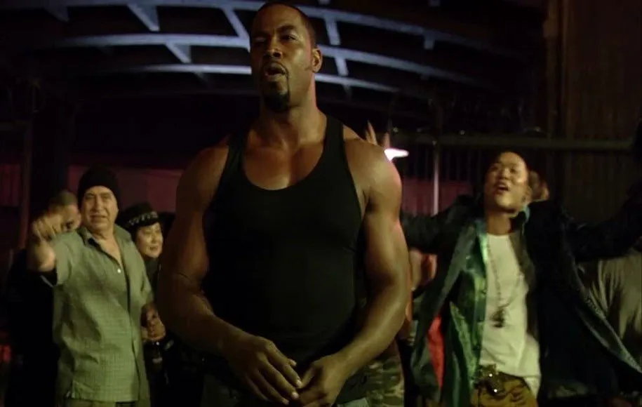 فیلم اکشن خون و استخوان از آن دسته آثاربیست که به ترکیب ورزش و اکشن پرداخته و در این زمینه بسیار موفق بوده است 